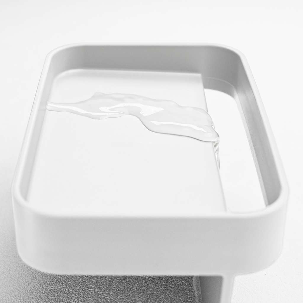 Blim+ Battigia Sponge Holder in white, close-up of the tray with water on it