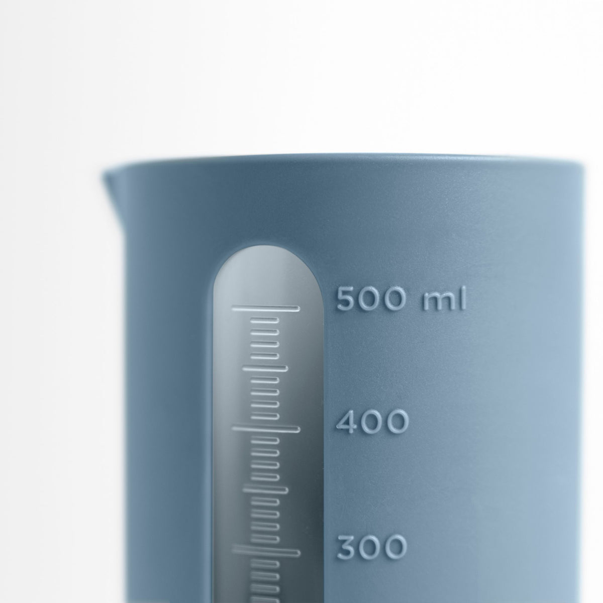 Blim+ QB Carafe Small in blue, close-up of the measuring scale
