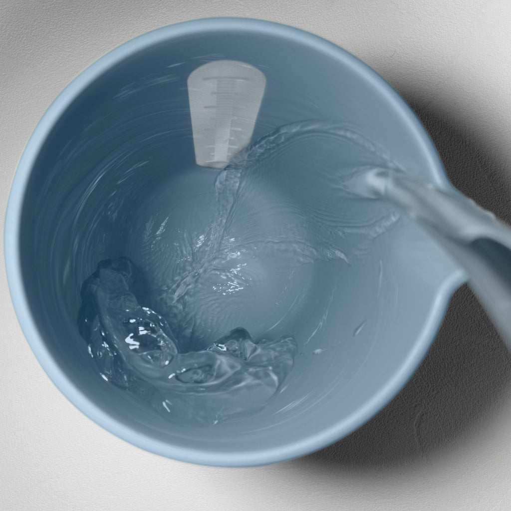 Blim+ QB Carafe Medium in blue, seen from above with water being poured in