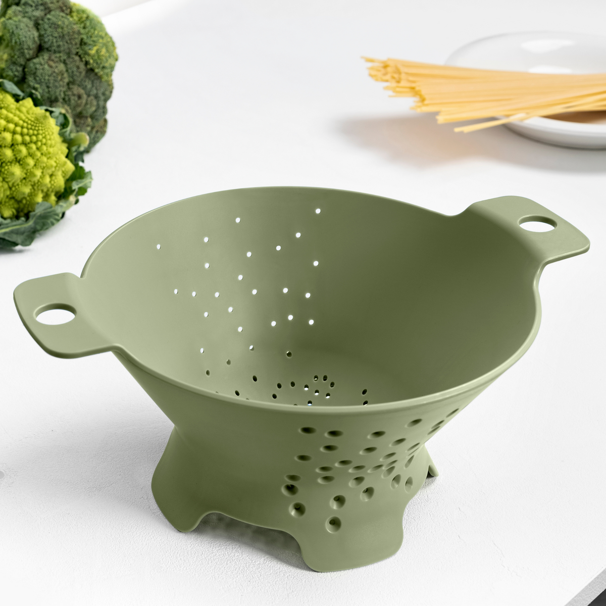 Blim+ Cosmo Colander Medium in green, on a kitchen counter