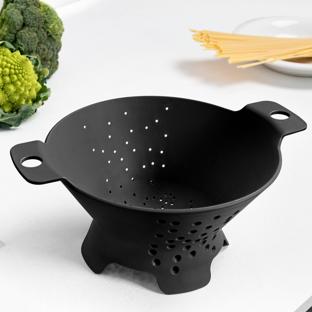 Blim+ Cosmo Colander Medium in black, on a kitchen counter