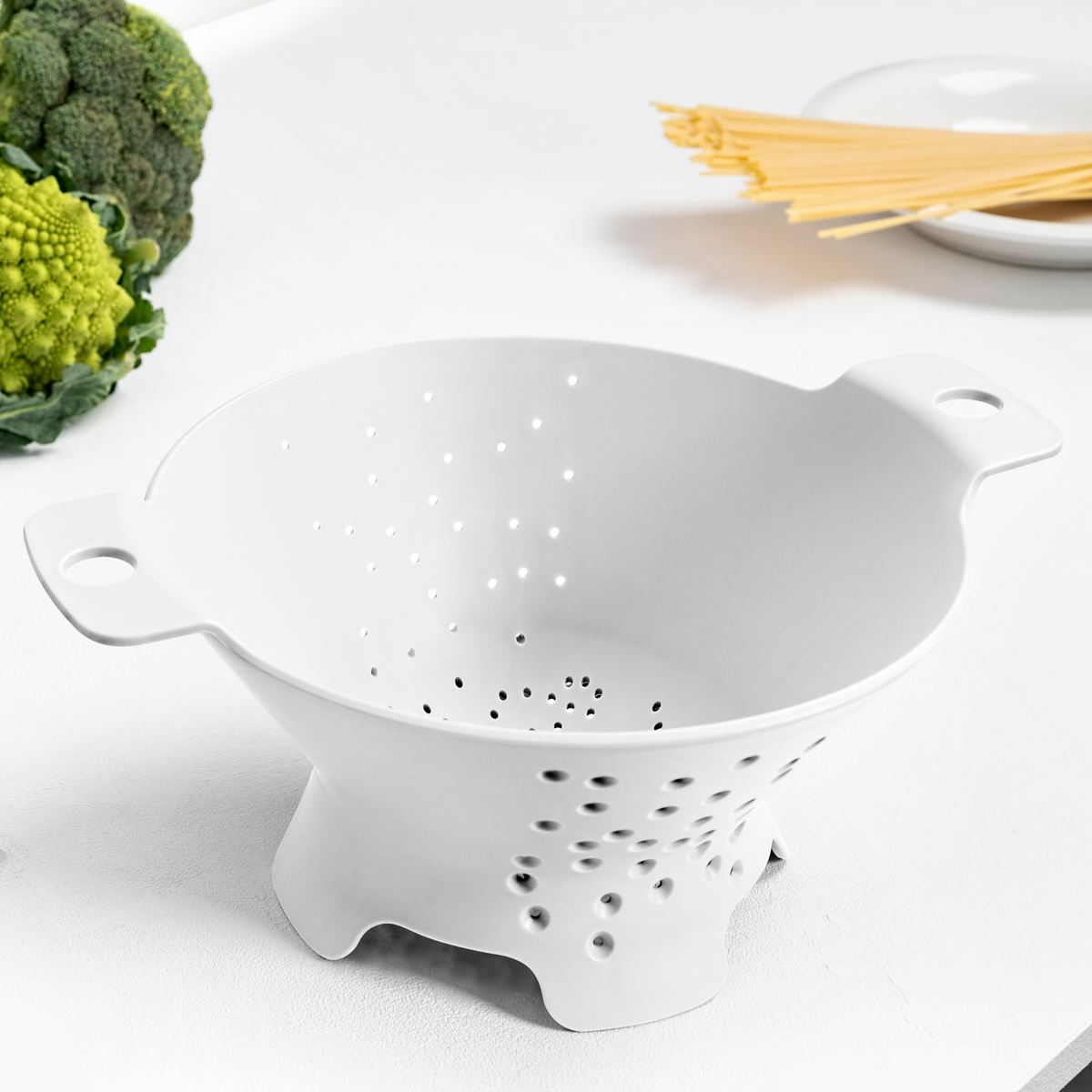 Blim+ Cosmo Colander Medium in white, on a kitchen counter