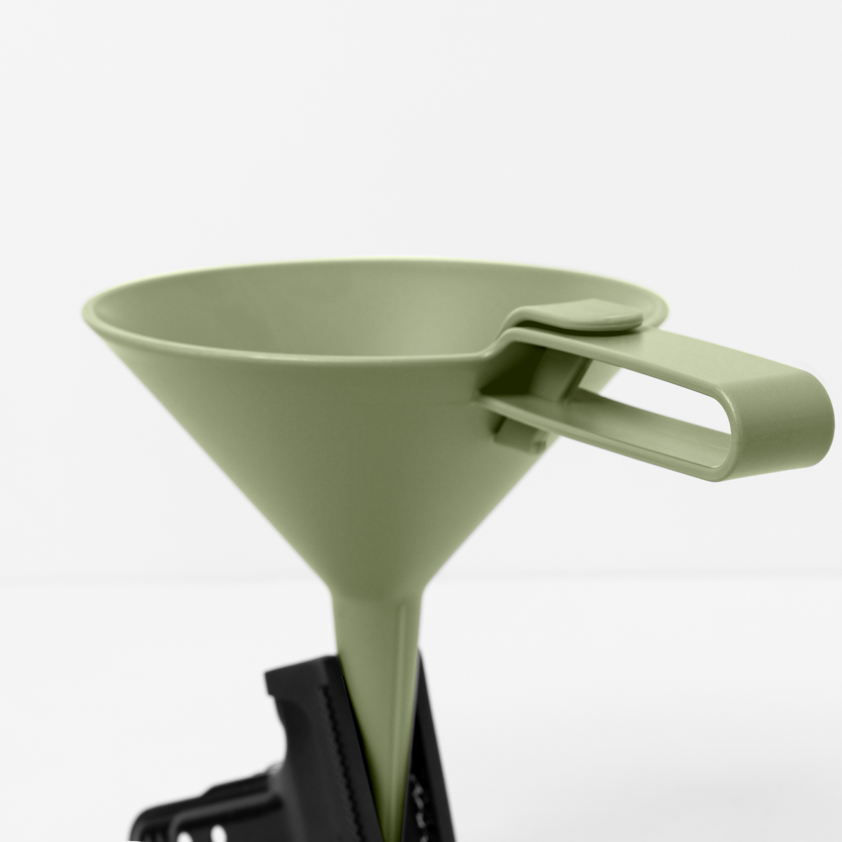 Blim+ Dolina Funnel in green, side view with the handle folded out