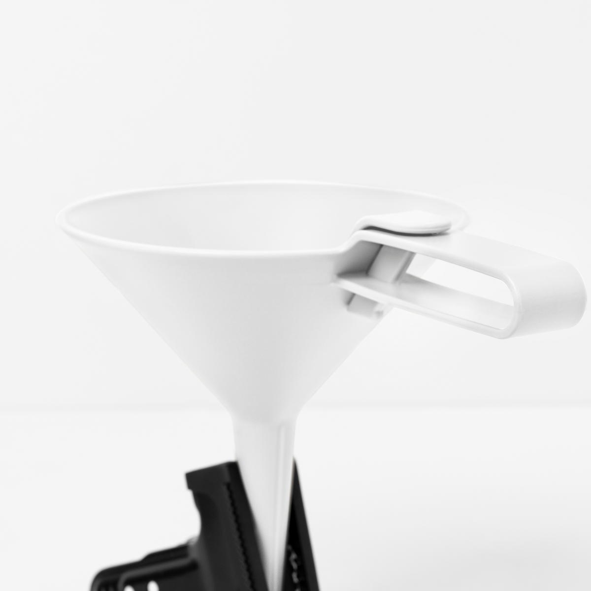 Blim+ Dolina Funnel in white, side view with the handle folded out