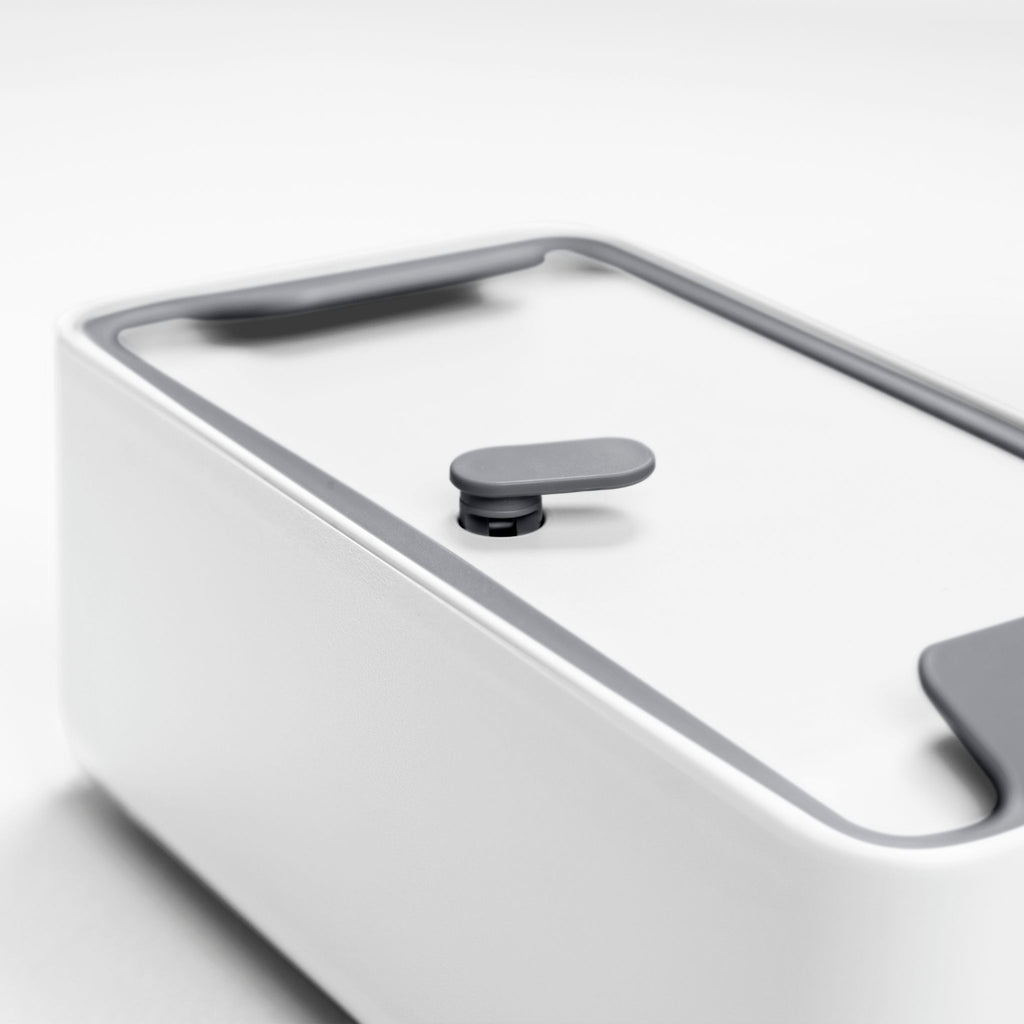 Blim+ Lunchbox Bauletto Small in white, close-up of the lid and handle