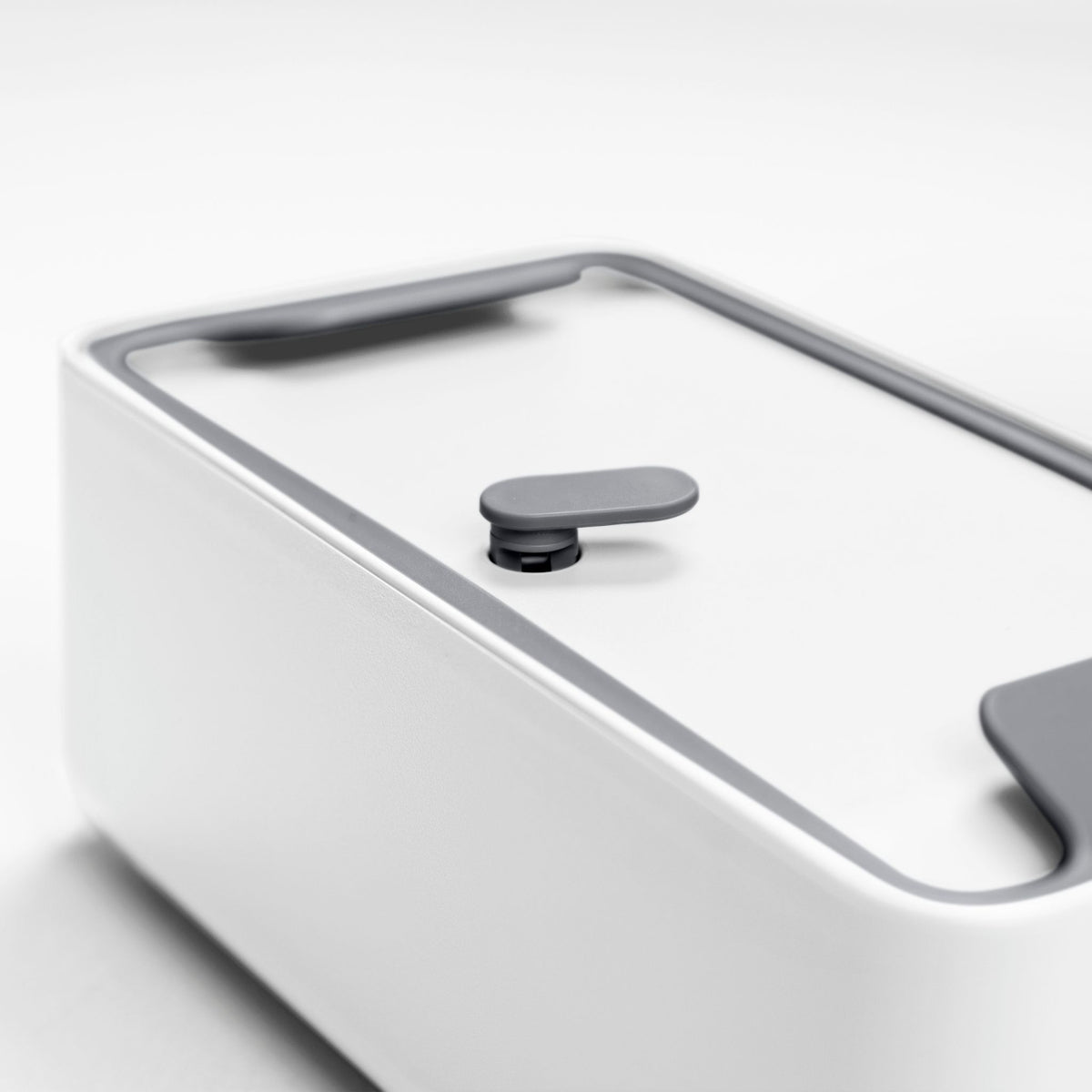 Blim+ Lunchbox Bauletto Small in white, close-up of the lid and handle