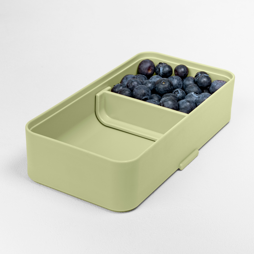 Blim+ Lunchbox Bauletto Medium in green, open with blueberries in the compartments