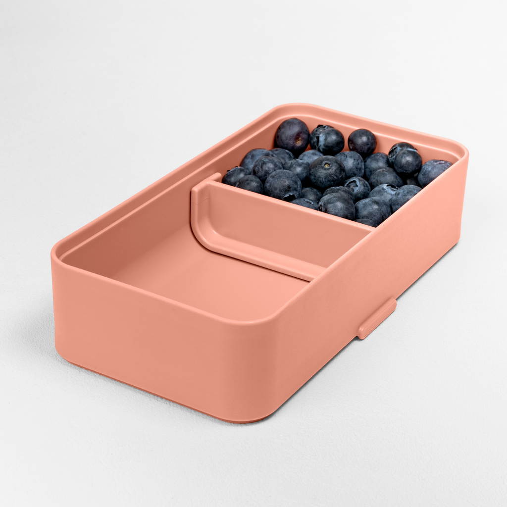 Blim+ Lunchbox Bauletto Small in pink, open with blueberries in the compartments