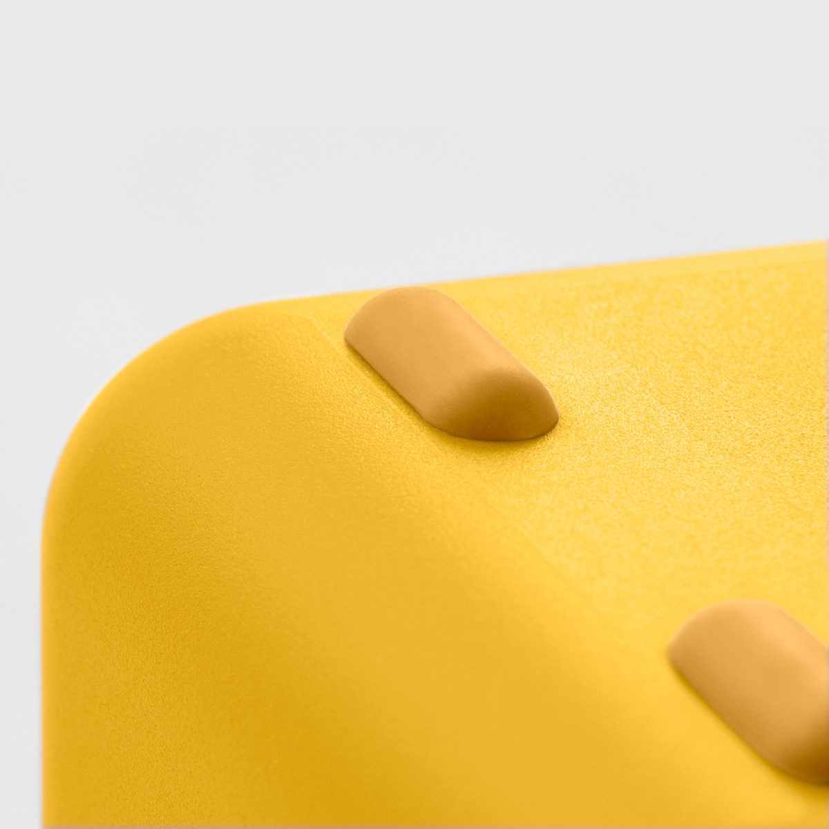 Blim+ Lunchbox Bauletto Small in yellow, close-up of the corner and lid catches