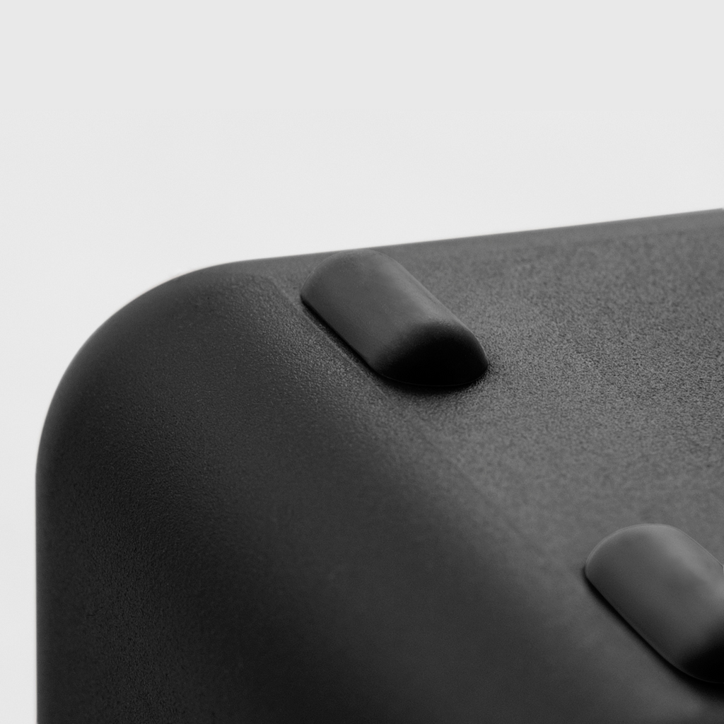 Blim+ Lunchbox Bauletto Small in black, close-up of the corner and lid catches
