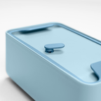 Blim+ Lunchbox Bauletto Medium in blue, close-up of the lid and handle
