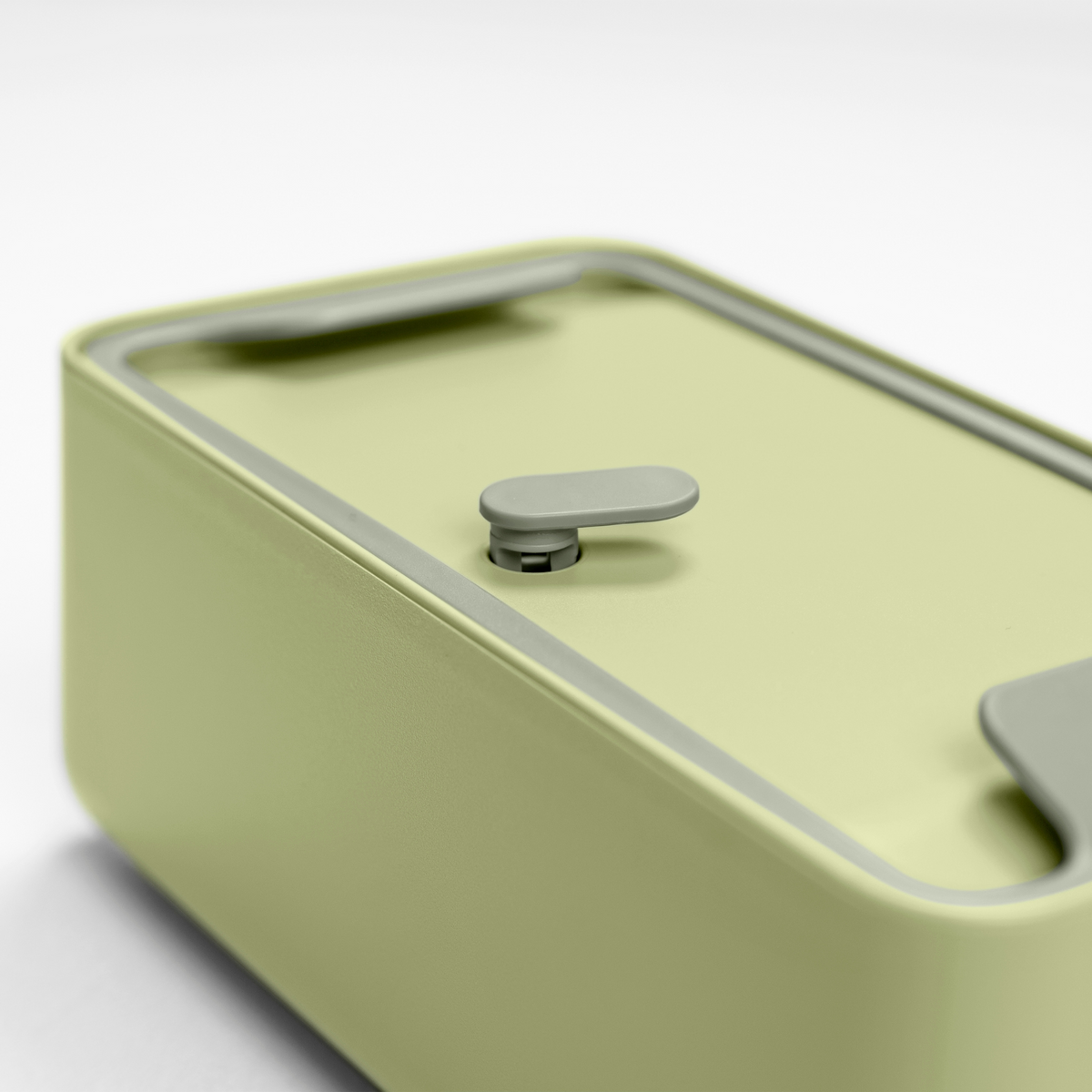 Blim+ Lunchbox Bauletto Small in green, close-up of the lid and handle