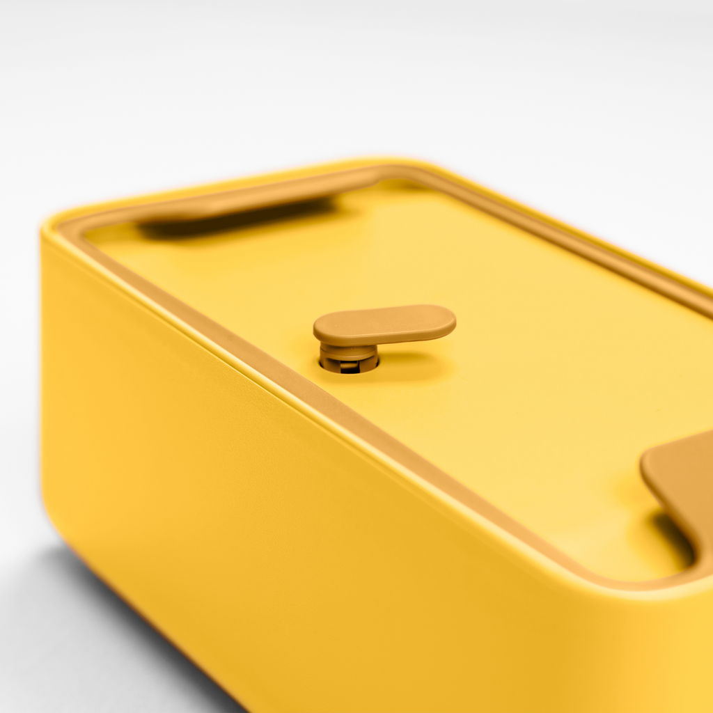 Blim+ Lunchbox Bauletto Medium in yellow, close-up of the lid and handle