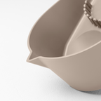 Blim+ Oblo' Juicer in taupe, close-up of the pouring spout
