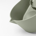 Blim+ Oblo' Juicer in green, close-up of the pouring spout