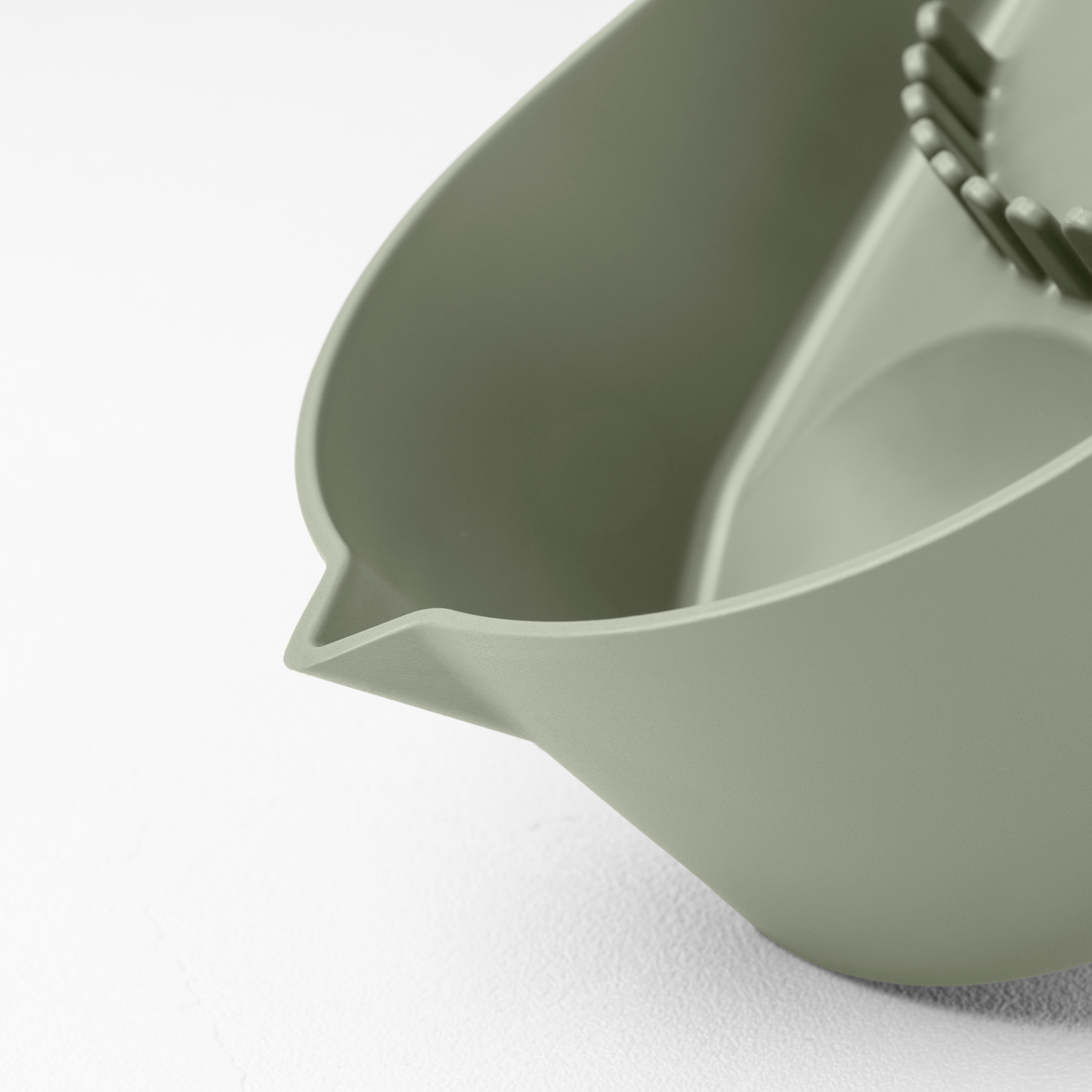 Blim+ Oblo' Juicer in green, close-up of the pouring spout
