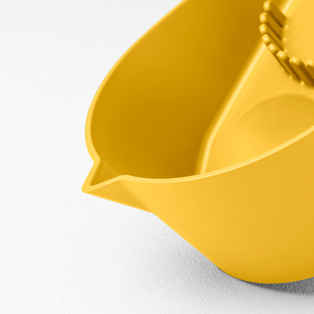Blim+ Oblo' Juicer in yellow, close-up of the pouring spout