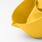 Blim+ Oblo' Juicer in yellow, close-up of the pouring spout