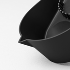 Blim+ Oblo' Juicer in black, close-up of the pouring spout