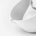 Blim+ Oblo' Juicer in white, close-up of the pouring spout