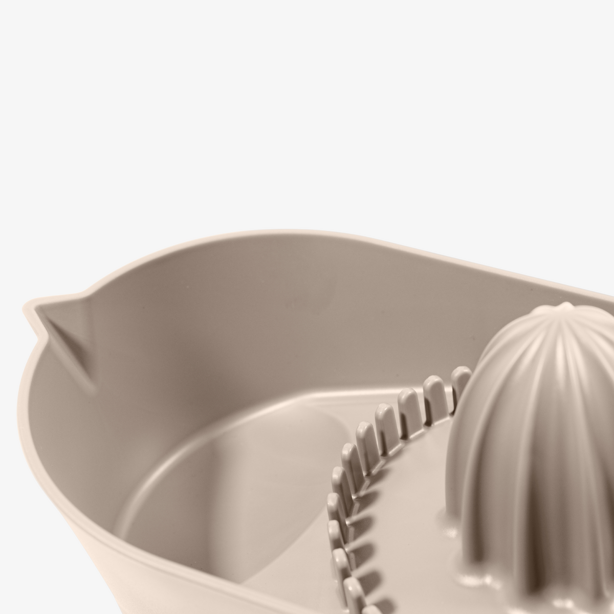Blim+ Oblo' Juicer in taupe, close-up of the reamer and bowl