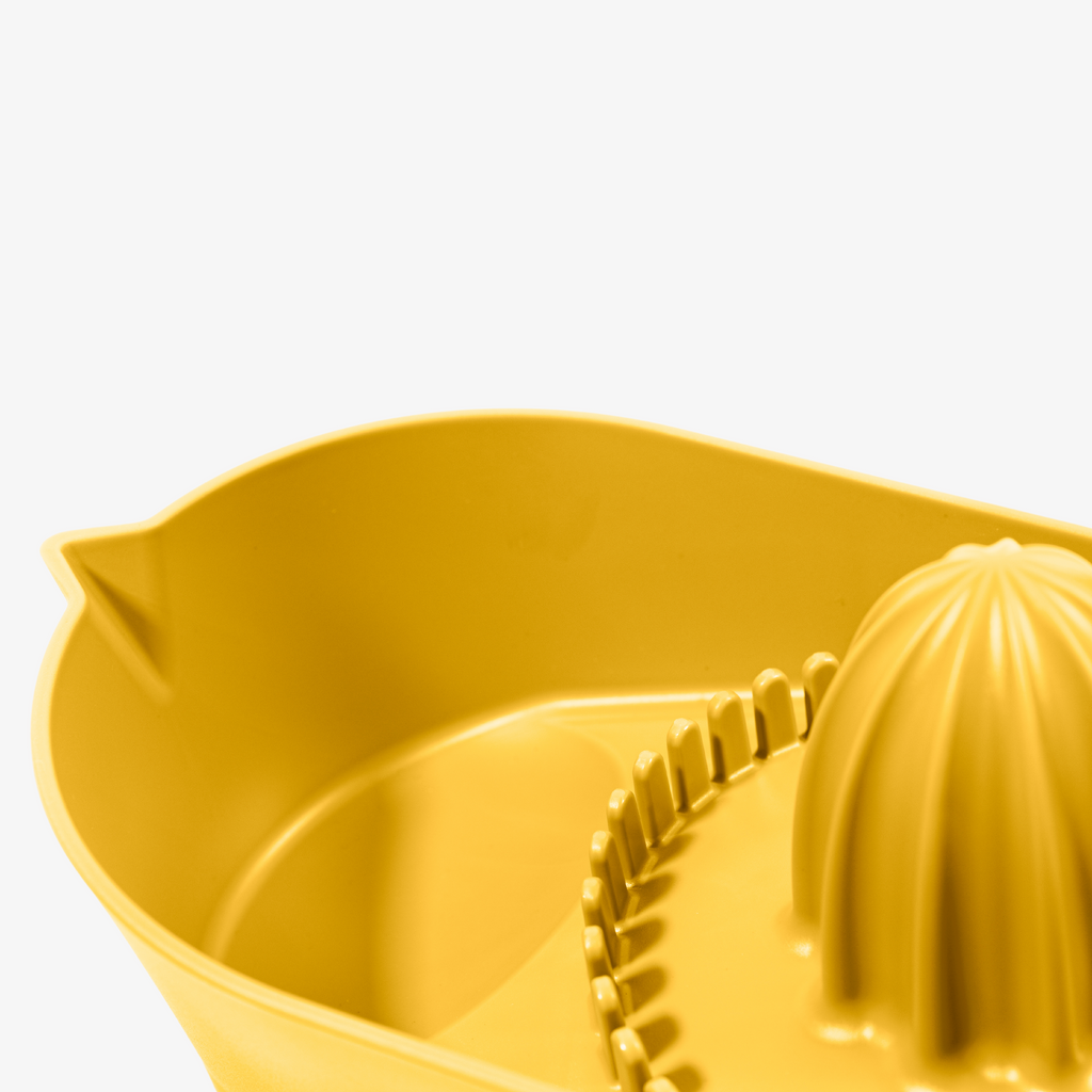 Blim+ Oblo' Juicer in yellow, close-up of the reamer and bowl