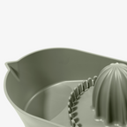 Blim+ Oblo' Juicer in green, close-up of the reamer and bowl