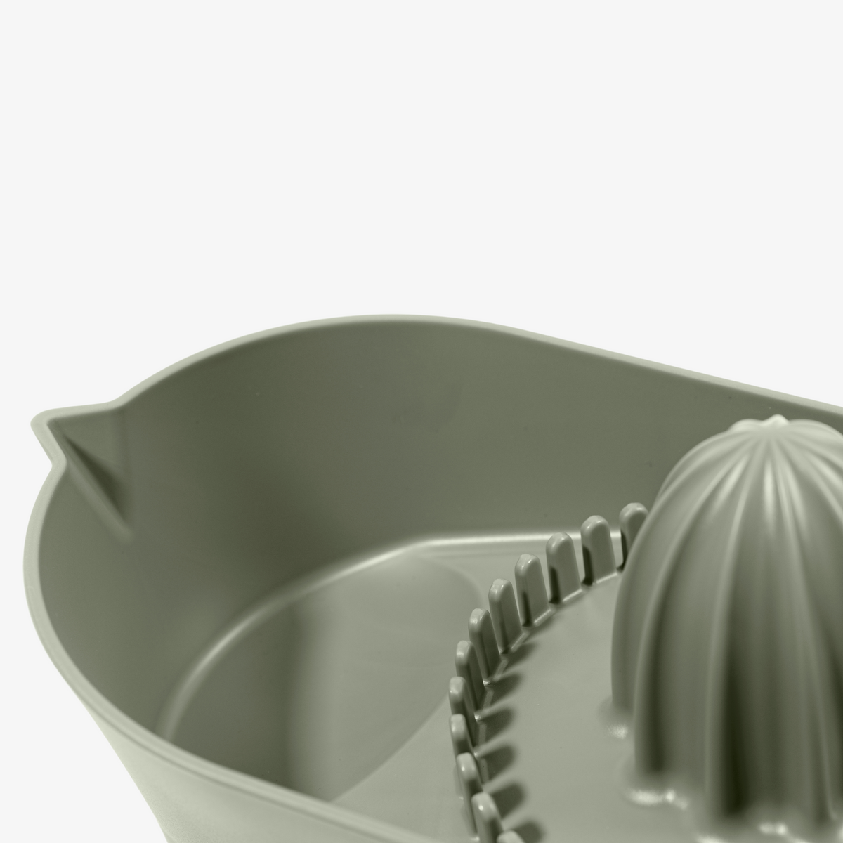 Blim+ Oblo' Juicer in green, close-up of the reamer and bowl