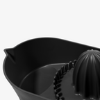 Blim+ Oblo' Juicer in black, close-up of the reamer and bowl
