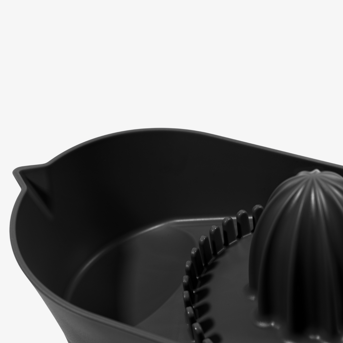 Blim+ Oblo' Juicer in black, close-up of the reamer and bowl