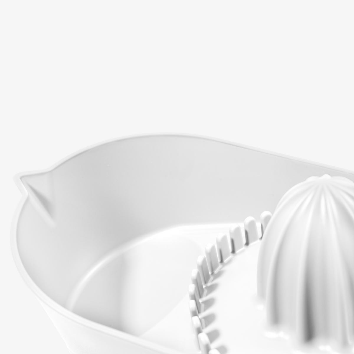 Blim+ Oblo' Juicer in white, close-up of the reamer and bowl