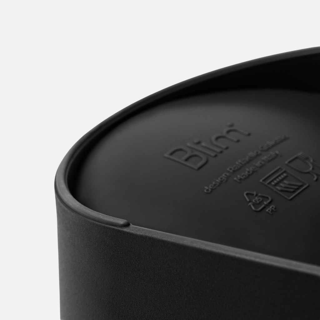 Blim+ Oblo' Juicer in black, close-up of the lid edge