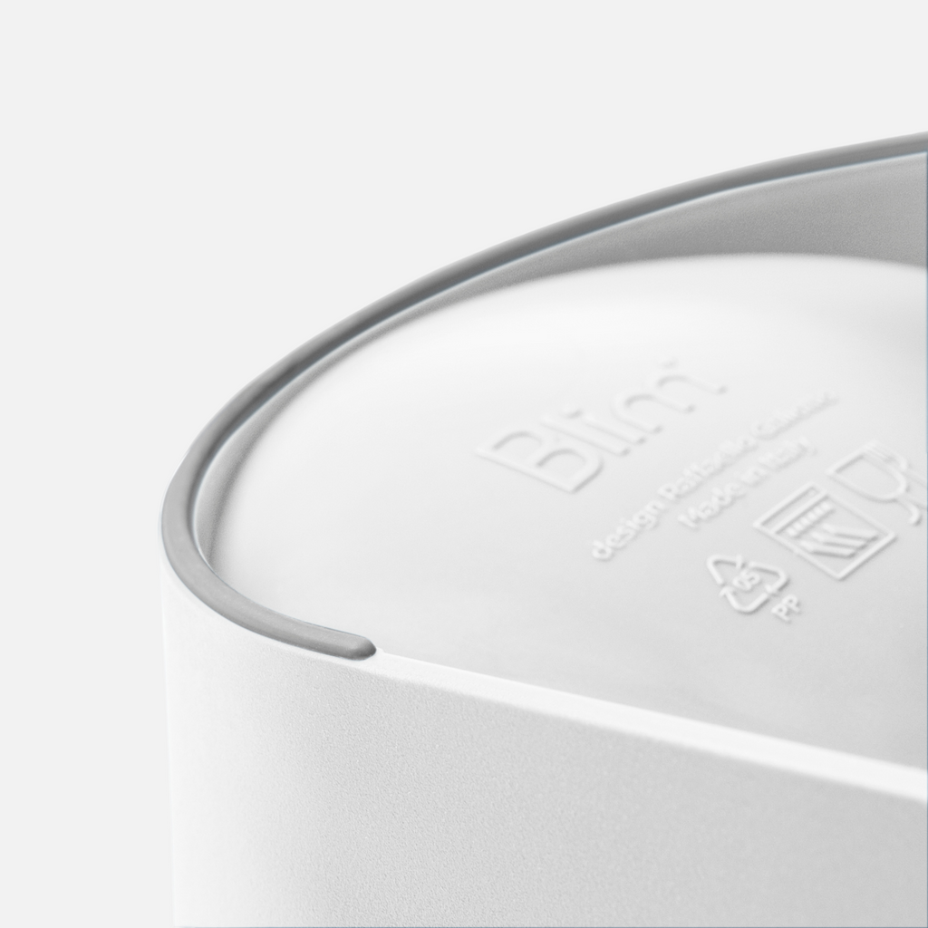 Blim+ Oblo' Juicer in white, close-up of the lid edge