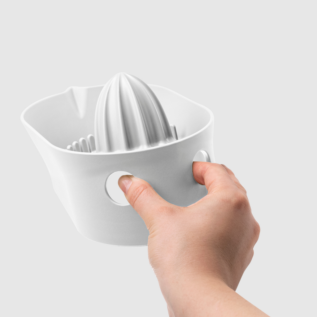 Blim+ Oblo' Juicer in white, held in a hand