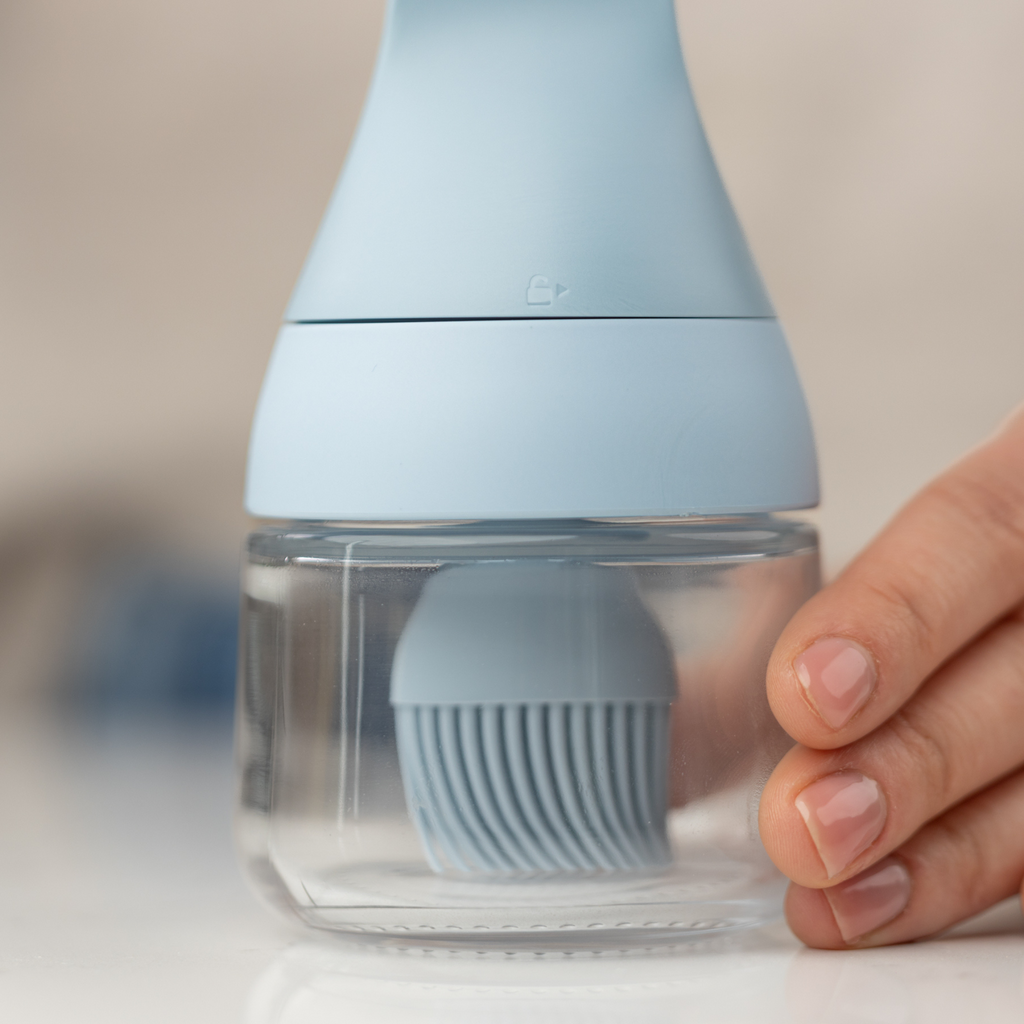 Zuutii Oil Dispenser with Brush in blue, close-up of the silicone brush in the jar