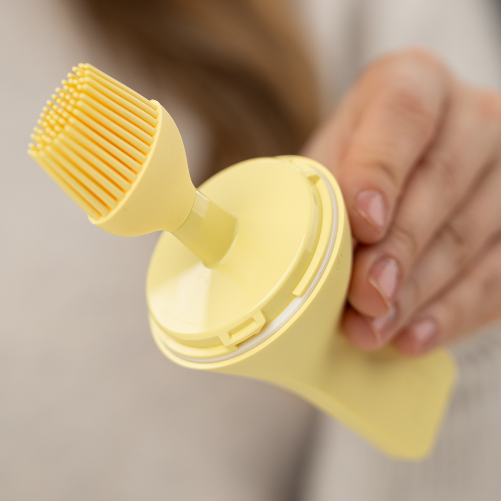 Zuutii Oil Dispenser with Brush in yellow, close-up of the silicone brush and lid