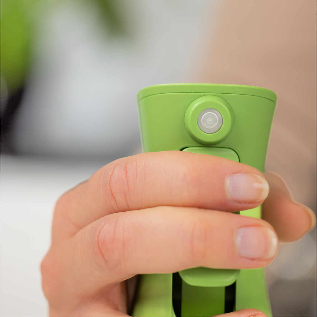 Zuutii Oil Sprayer in green, close-up of the spray button