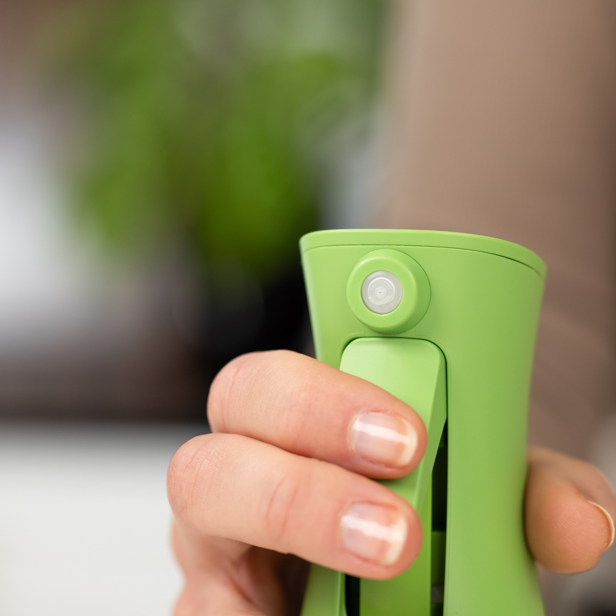 Zuutii Oil Sprayer in green, held in one hand