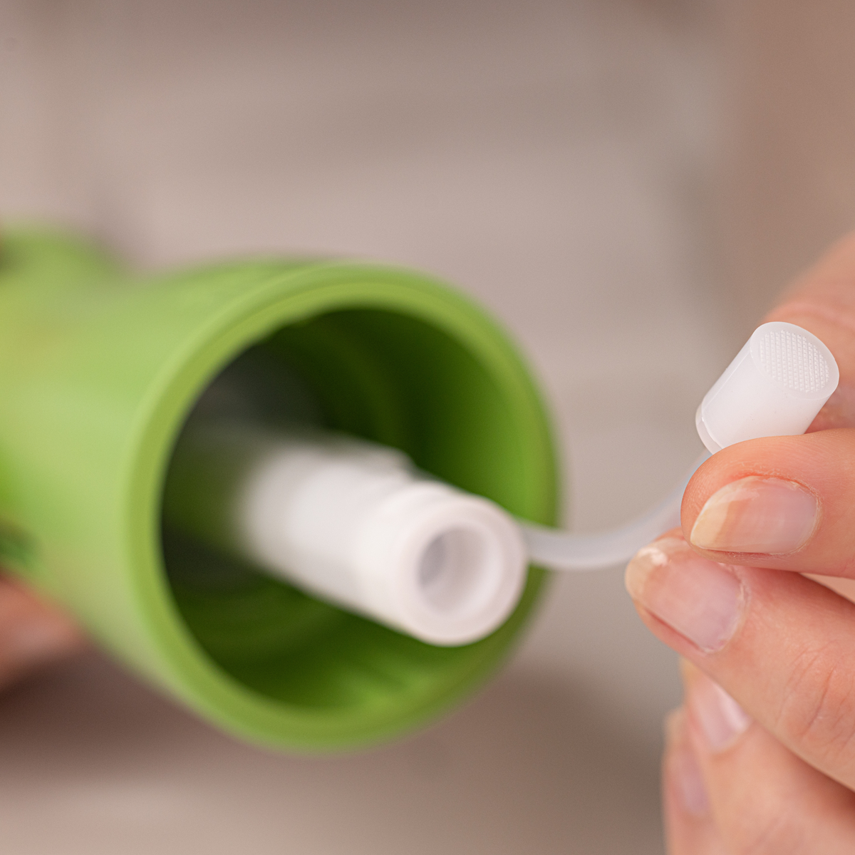 Zuutii Oil Sprayer in green, close-up of the nozzle