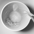 Blim+ QB Carafe in white, seen from above with water being poured in