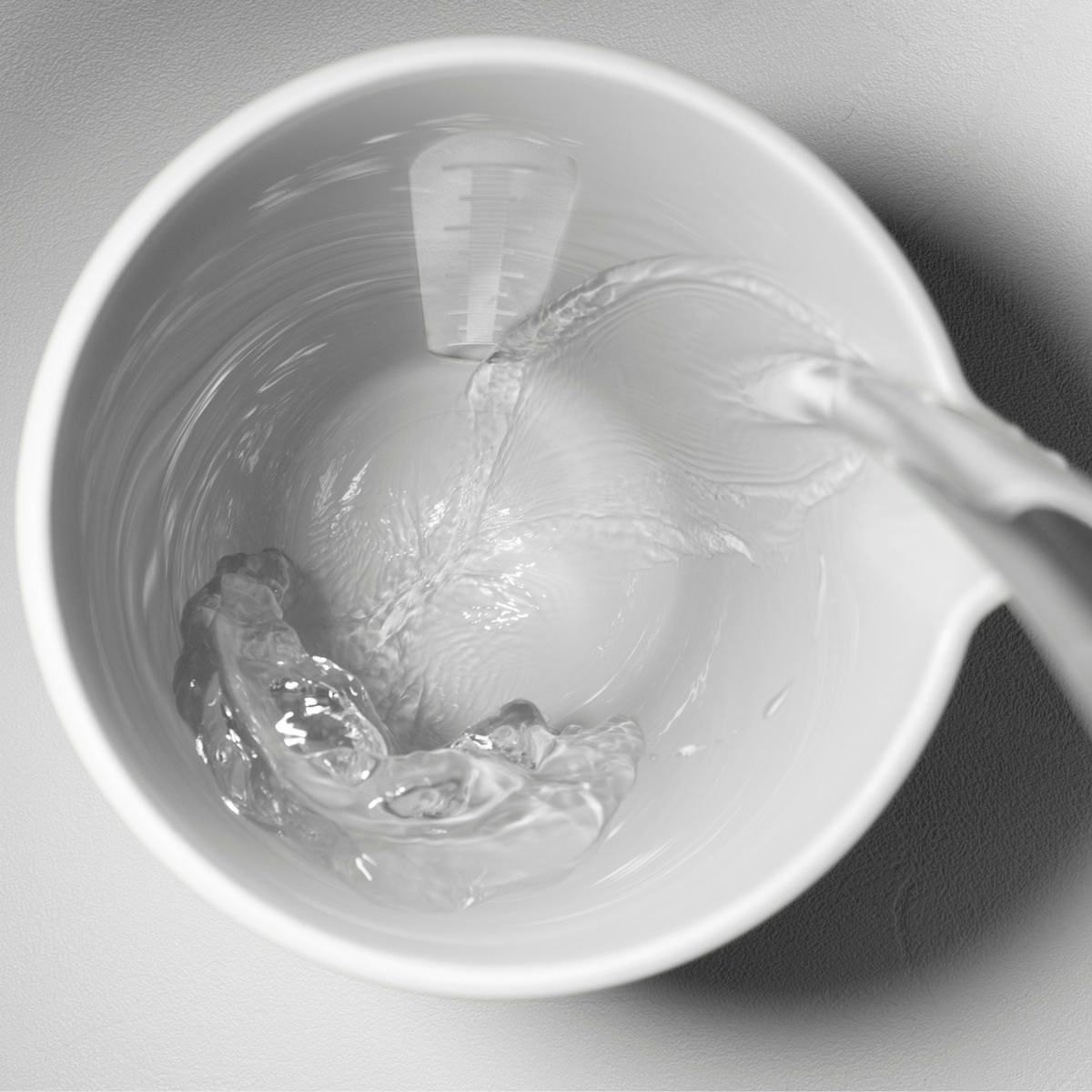 Blim+ QB Carafe in white, seen from above with water being poured in