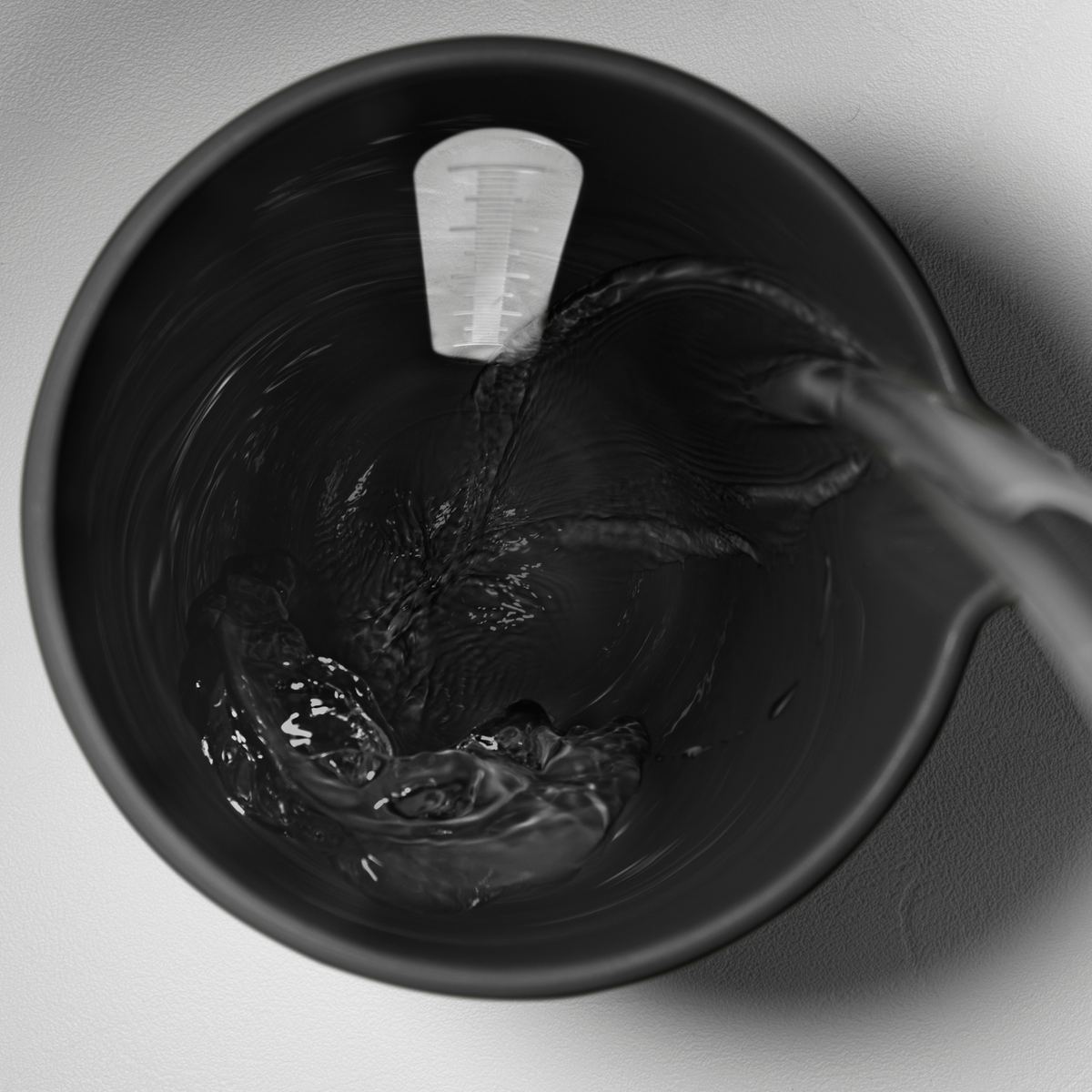 Blim+ QB Carafe in black, seen from above with water being poured in