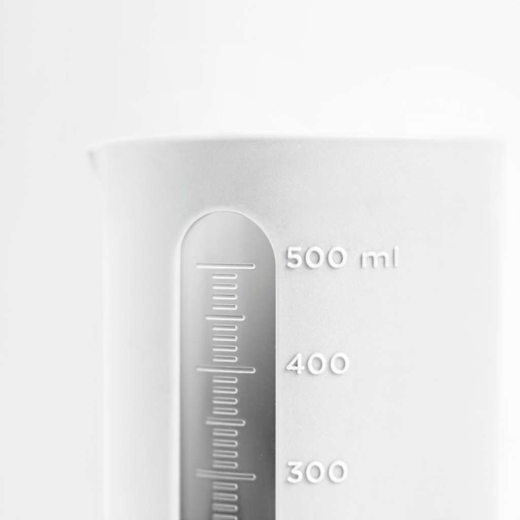 Blim+ QB Carafe Small in white, close-up of the measuring scale
