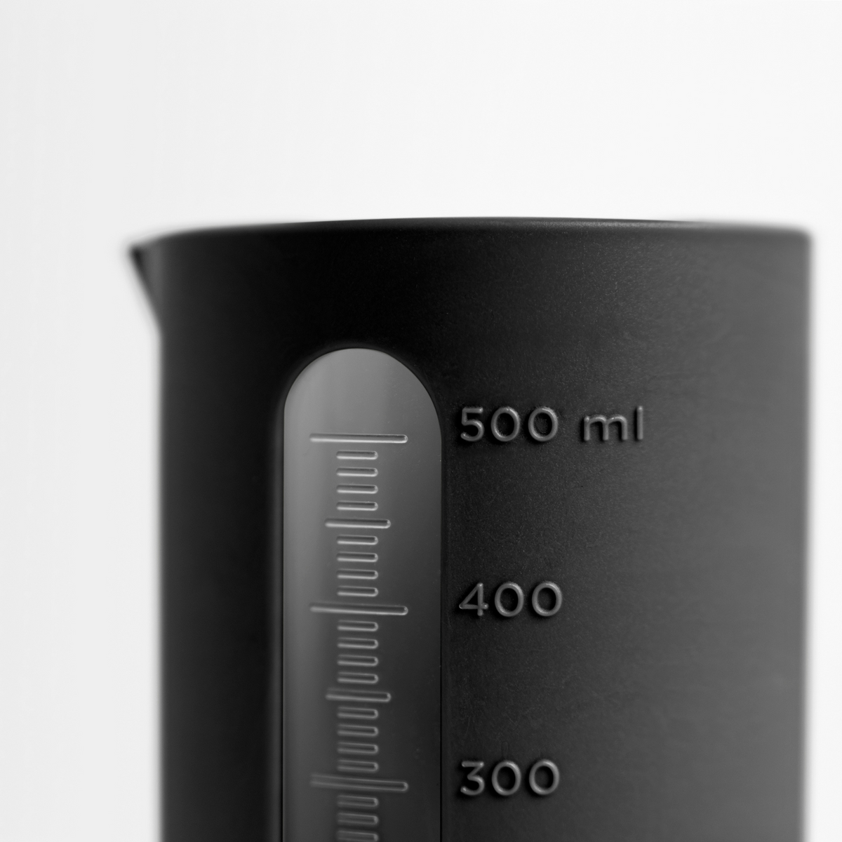 Blim+ QB Carafe Small in black, close-up of the measuring scale