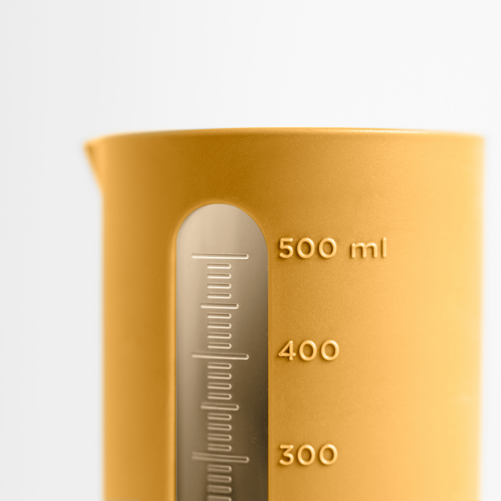 Blim+ QB Carafe Small in yellow, close-up of the measuring scale