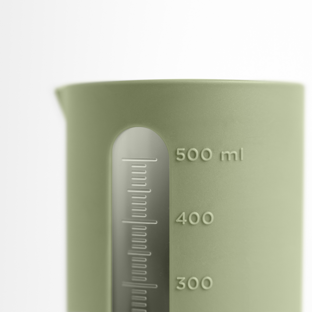 Blim+ QB Carafe Small in green, close-up of the measuring scale