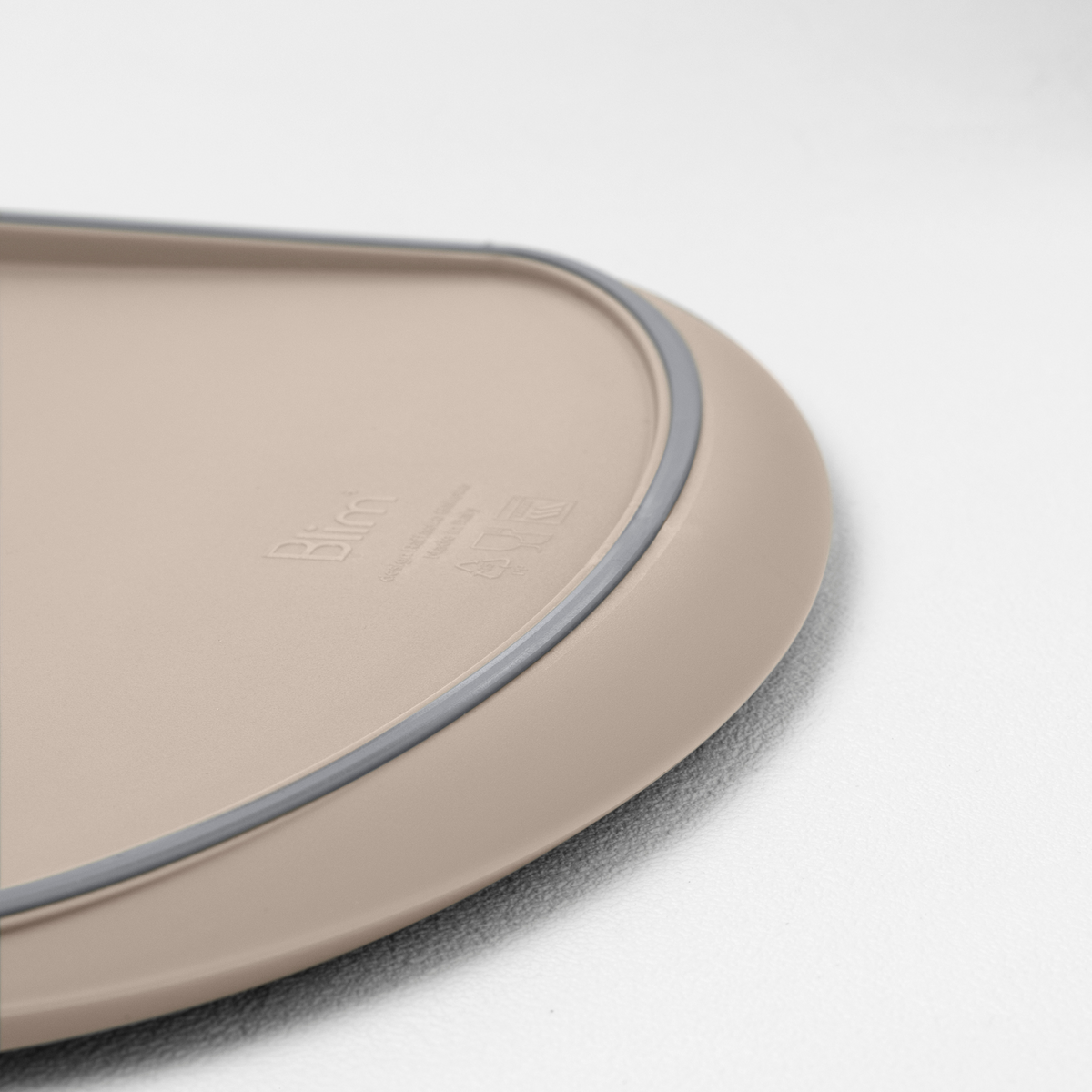 Blim+ Skateboard Chopping Board Medium in taupe, close-up of the grey silicone edge