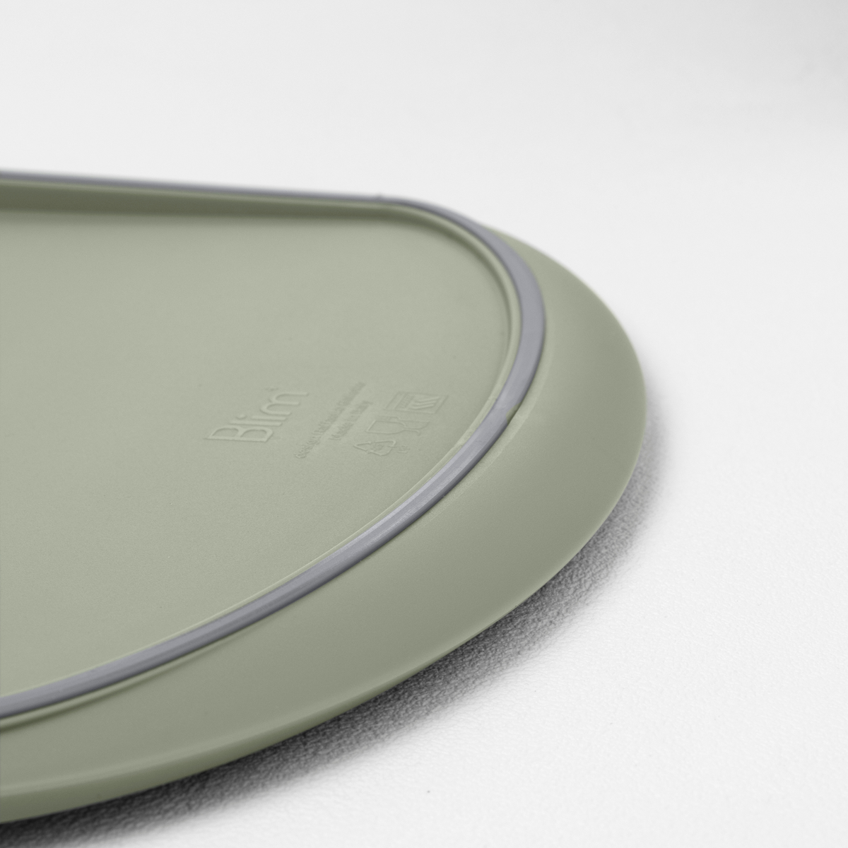 Blim+ Skateboard Chopping Board Medium in green, close-up of the grey silicone edge