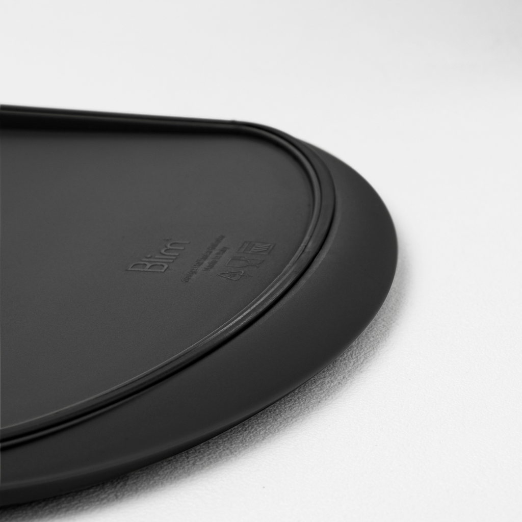 Blim+ Skateboard Chopping Board Medium in black, close-up of the grey silicone edge