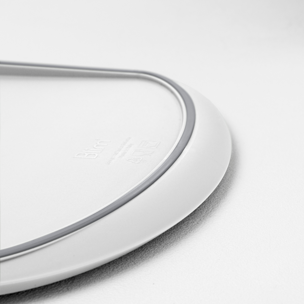 Blim+ Skateboard Chopping Board Medium in white, close-up of the grey silicone edge